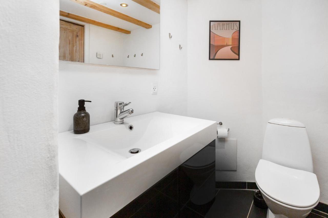 Moderne & Fuldt Udstyret Lejlighed M.Plads Til 4 Hojbjerg Esterno foto